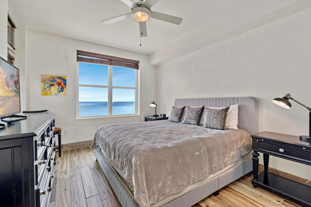 AQUA RESORT! Beachfront, 3 BR Condo! 2BR Beach Front! Sleeps 7! Free Beach Chairs