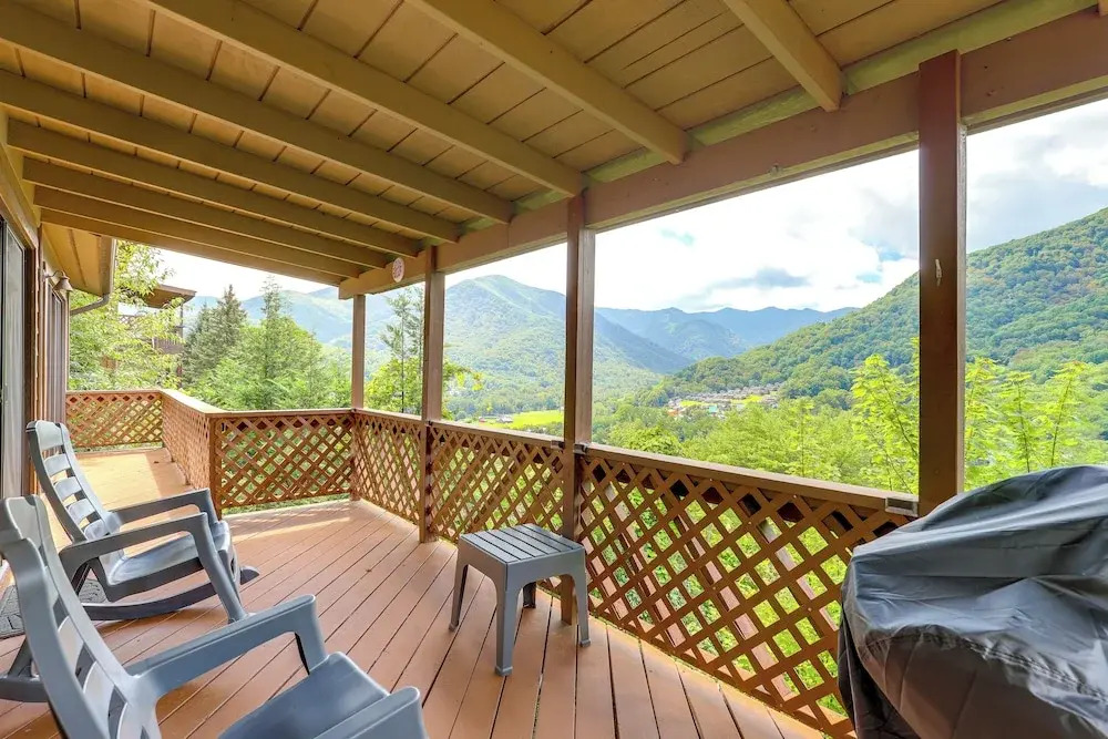 Maggie Valley Mountain Escape w/ Fireplace & Deck!