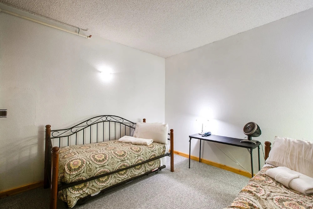 56SLL - Fireplace - Inexpensive - Kitchenette - Sleeps 4