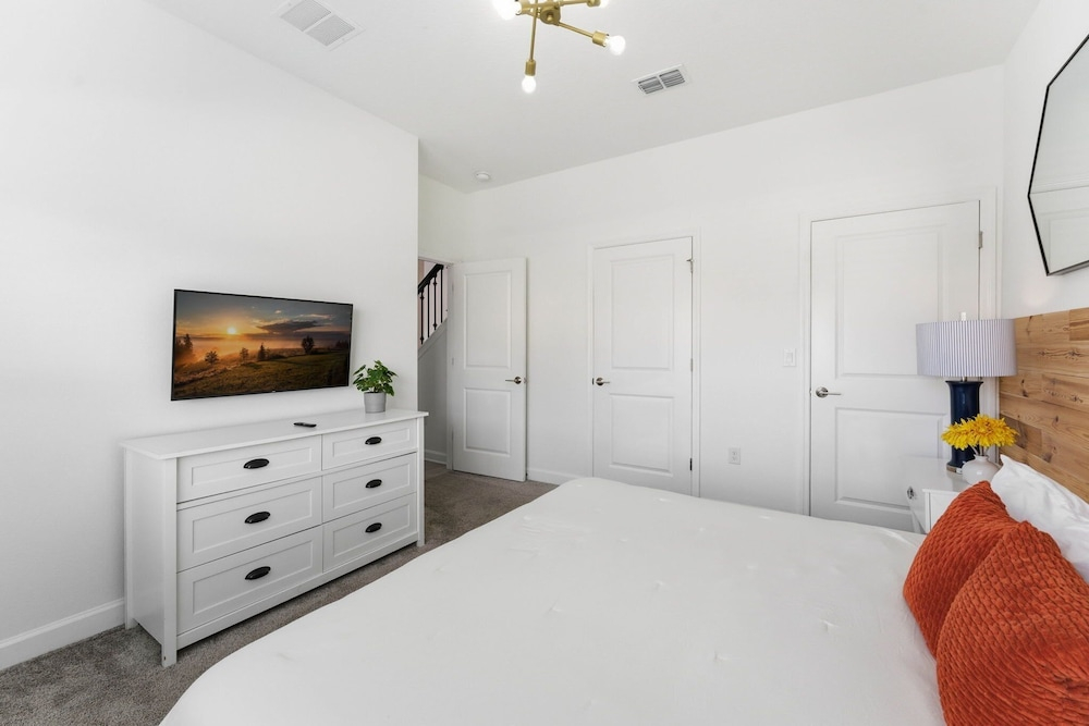4BR Townhome w/ Private Pool at Storey Lake