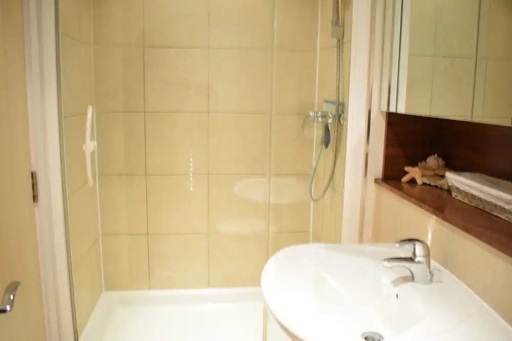 Modern 2 Bedroom Apartment Near Chelsea Harbour With Balcony