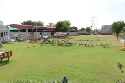 R World Hotel & Restaurant