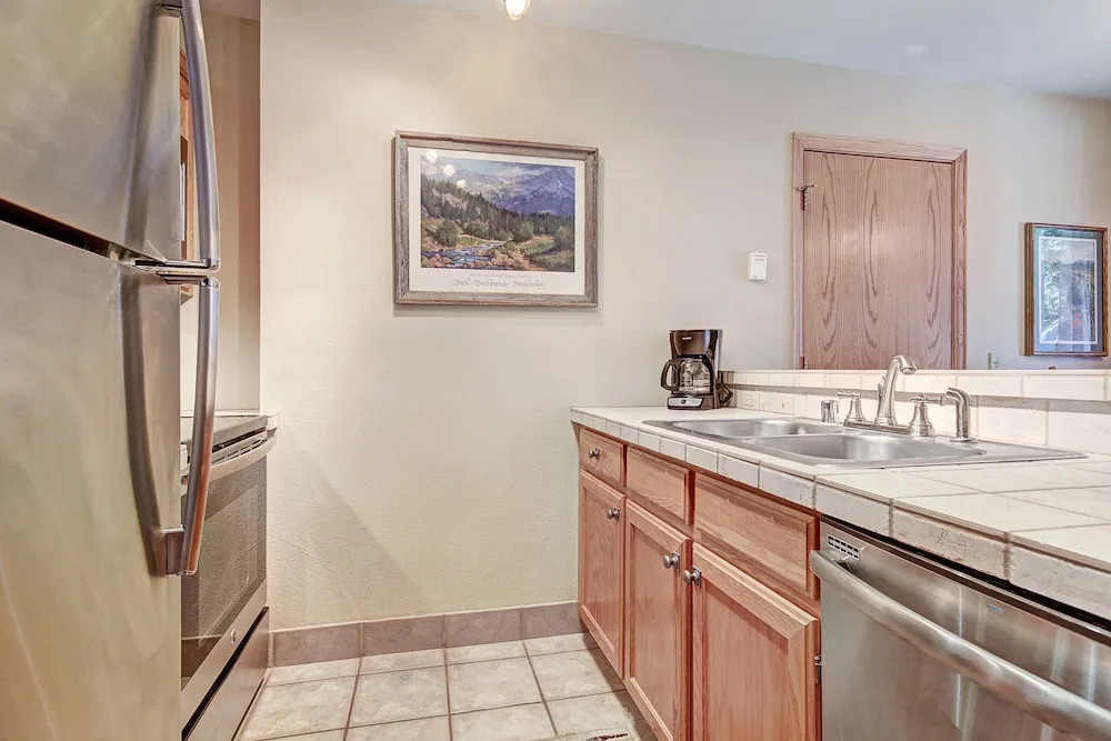 Cozy + Convenient 1br - Just Steps To Vibrant Apres-ski 4ppl 1 Bedroom Condo by RedAwning
