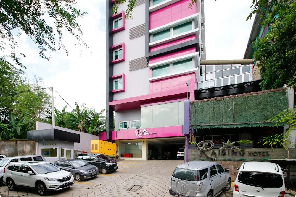 RedDoorz Premium near Nipah Mall