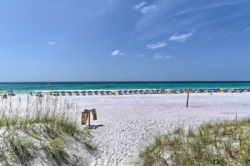 Resort Condo: Golf & Pond View, Walk to Beach