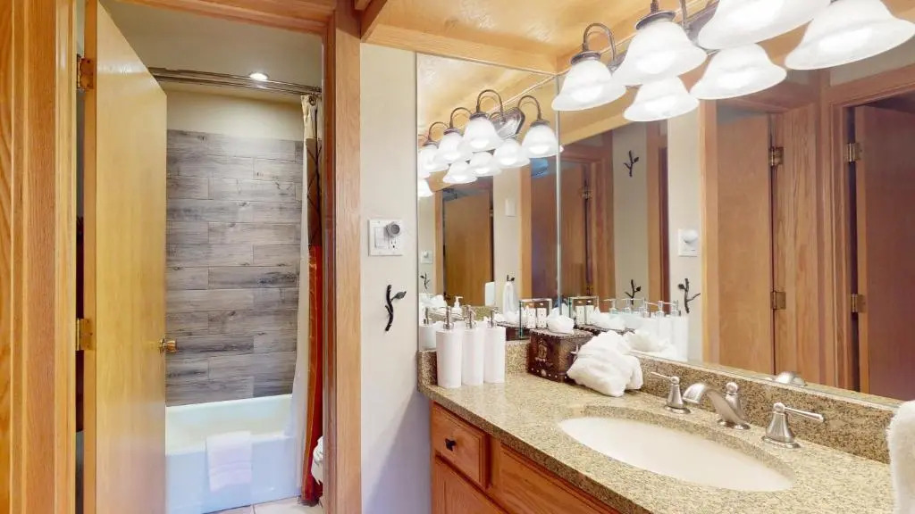 Laurelwood Condominiums Studio Premier Unit 305