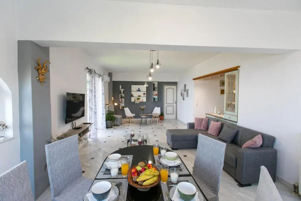 Irini's Sea View House