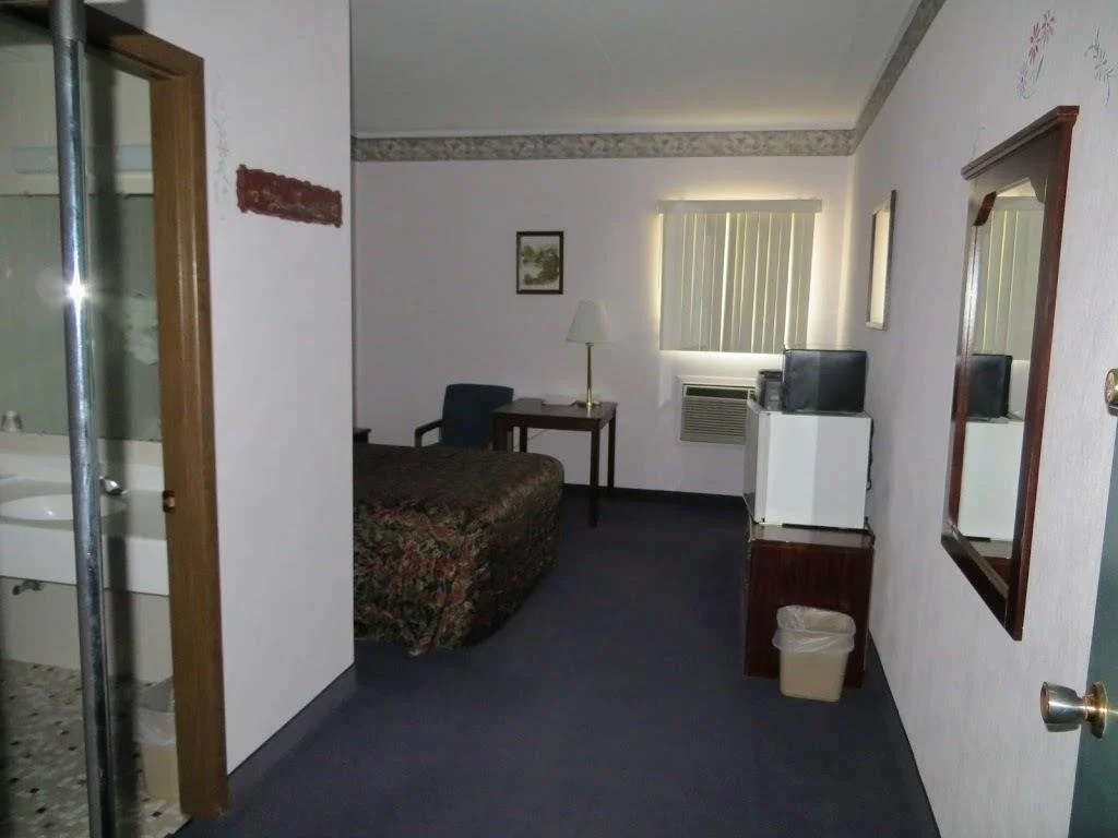 Bluffs Inn & Suites