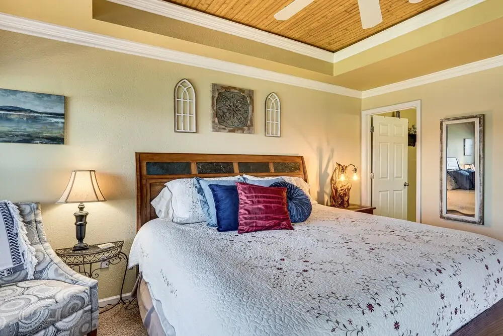 Lakefront Camdenton Condo: Grill & Community Pool