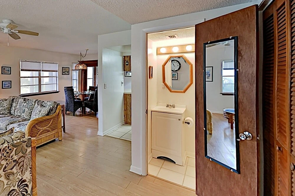 3br/2ba Seaside - 600 Feet From The Beach - Sleeps 6 3 Bedroom Home