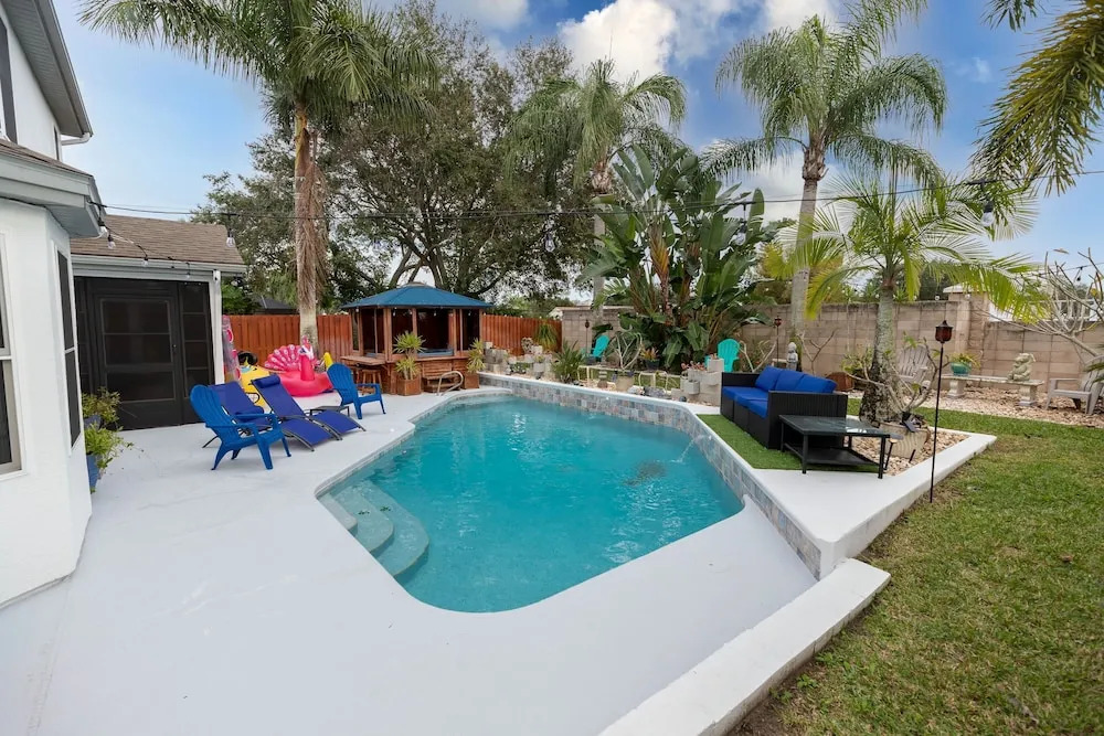 Gorgeous Urban Oasis W/hot Tub, Heated Pool And Private Movie Theater 3 Bedroom Home by RedAwning