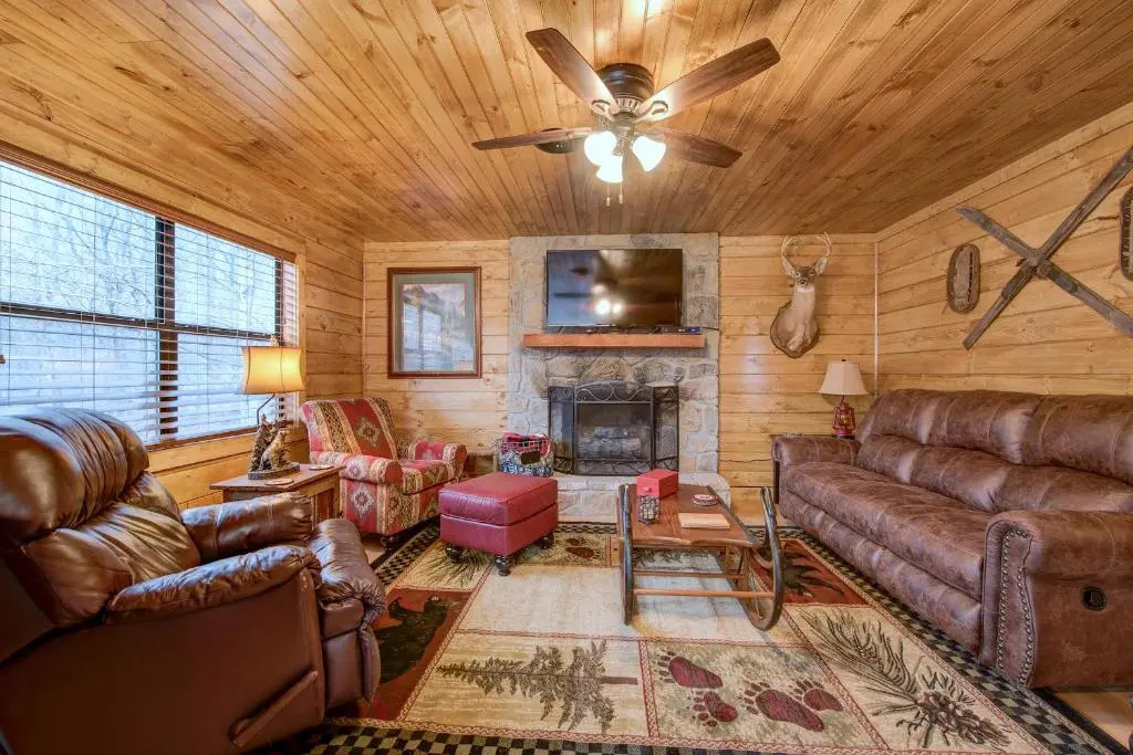 Rocky Top Lodge, 6 Bedrooms, Pool Access, Hot Tub, Mountain View, Sleeps 14