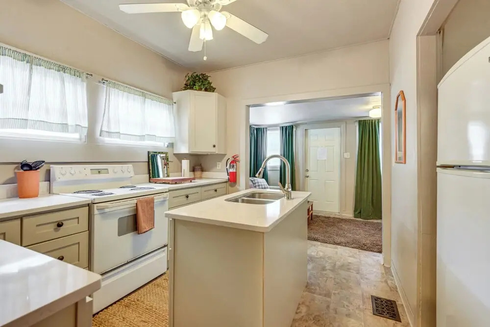 Stroll to Bradenton Riverwalk! Stylish Apartment