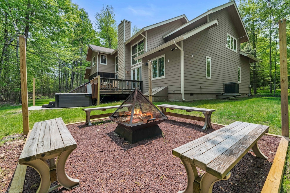 Mins2 Jfbb Split Rock With Hot Tub and Game Room