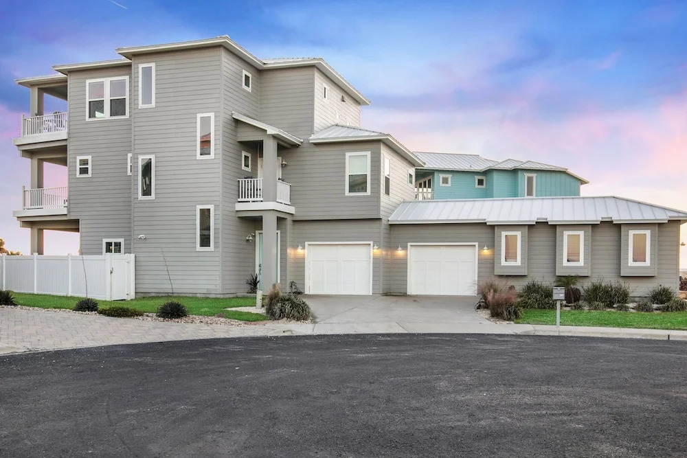 Gulf-view New-build W/ Pool & On-site Beach Access 4 Bedroom Home