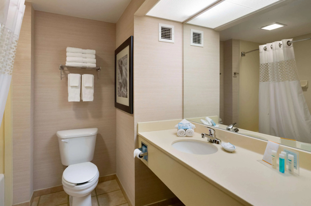 Hampton Inn & Suites State College at Williamsburg Square