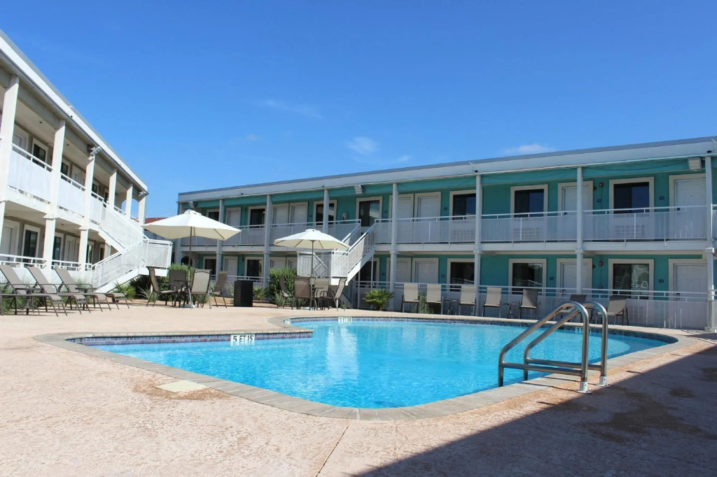 Spanish Trails Inn - Laredo Hotel
