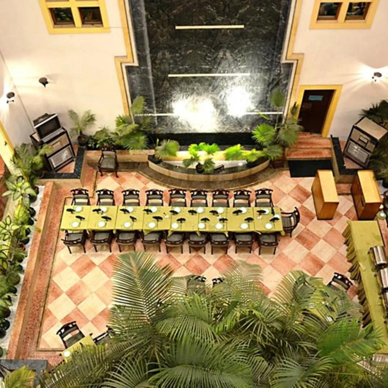 Hotel Meraden Grand