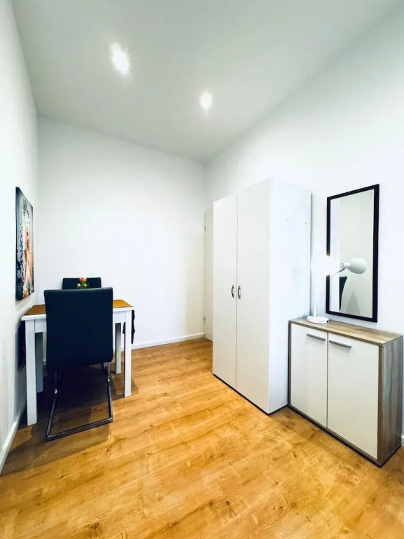 Bright Private Rooms in 4BR Apartment Near Kaufpark Alterlaa