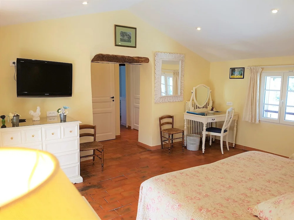 B&B with charm, quiet, kitchen, sw pool
