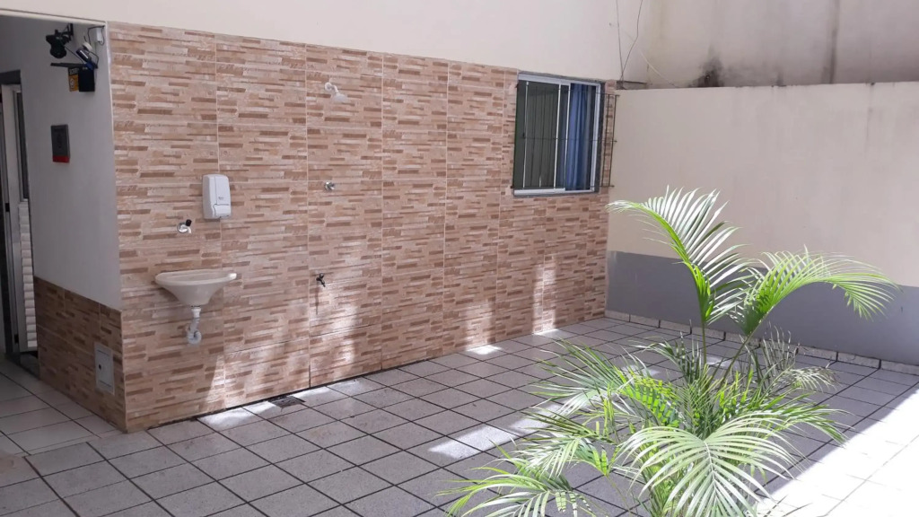 Apto 12 Kitnet pequena NOVA Térreo Ar Cond Microondas Frigobar Tv Banheiro Excelente para 1 pessoa Barato Centro Praia
