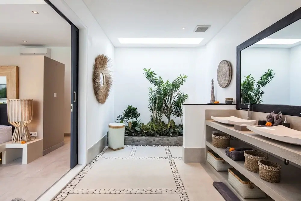 Villa Hugo - Luxury 4BR Private Villa, Walking Distance to Berawa Beach