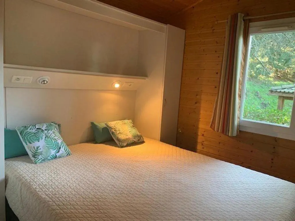 Chalet climatisé avec piscine chauffée et parking dans une pinède calme - FR-1-607-64