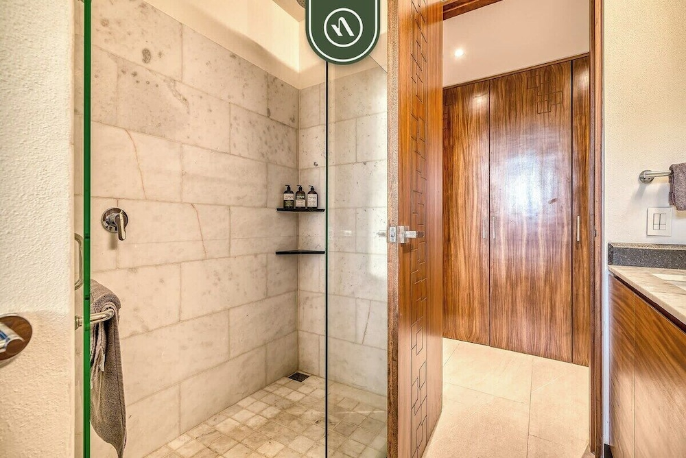 Luxury 2 BR Condo Near Golf Courses and Marina