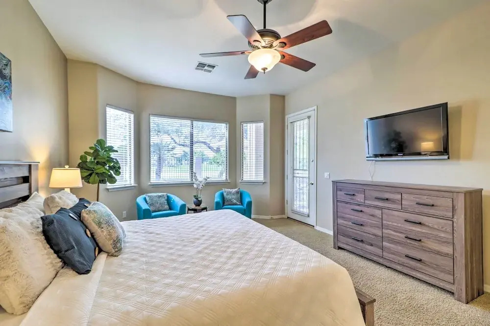 Pool & Putting Green: Goodyear Home on Golf Course