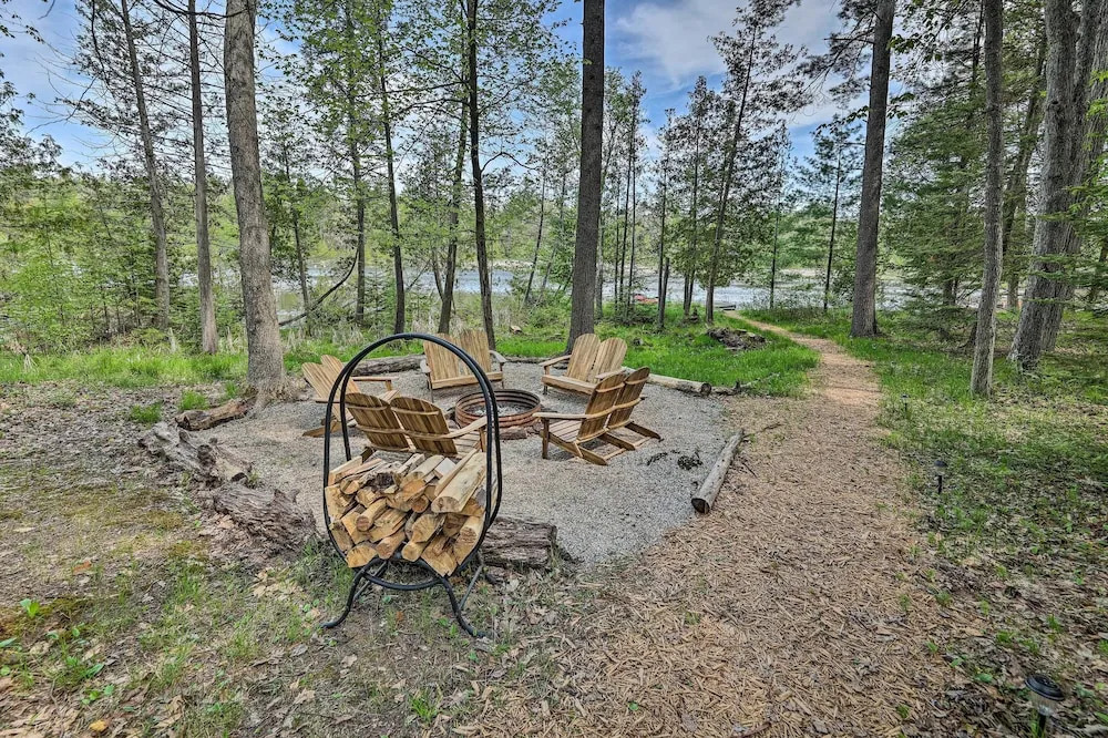 Luxe Riverfront Lodge: Group Wine and Ski Retreats