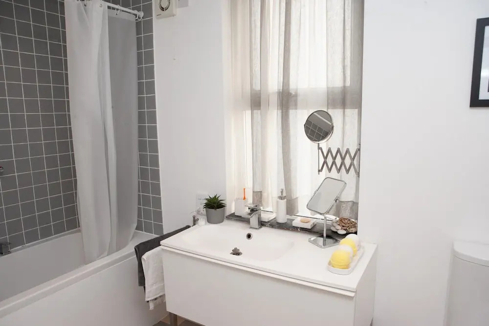 Charming 1 Bedroom House Close to City Centre