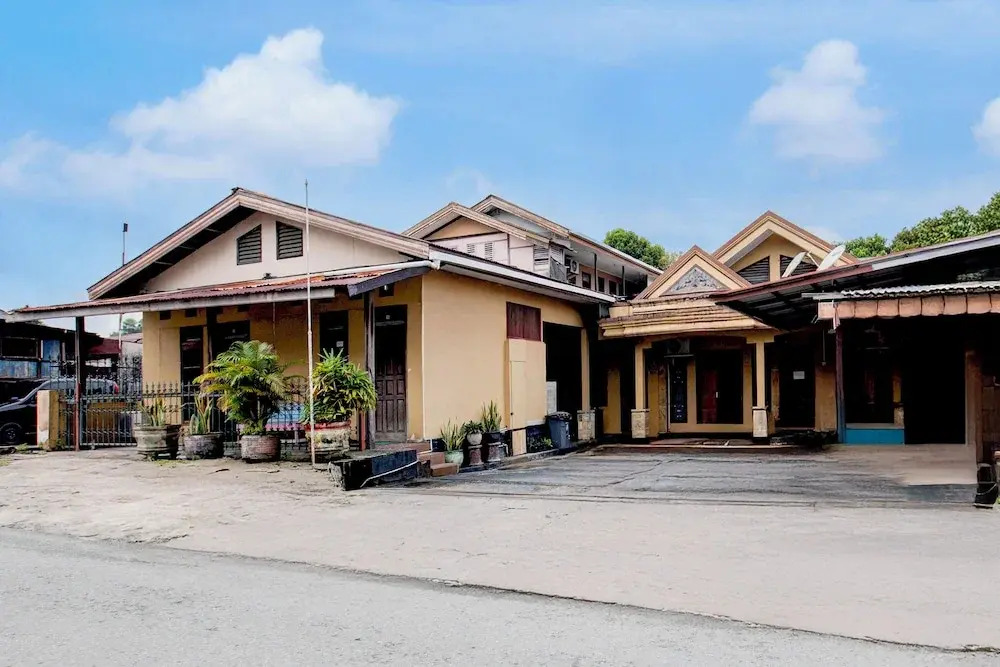 Hotel O Balikpapan near Taman Beruang Madu formerly Palm Cafe Inn