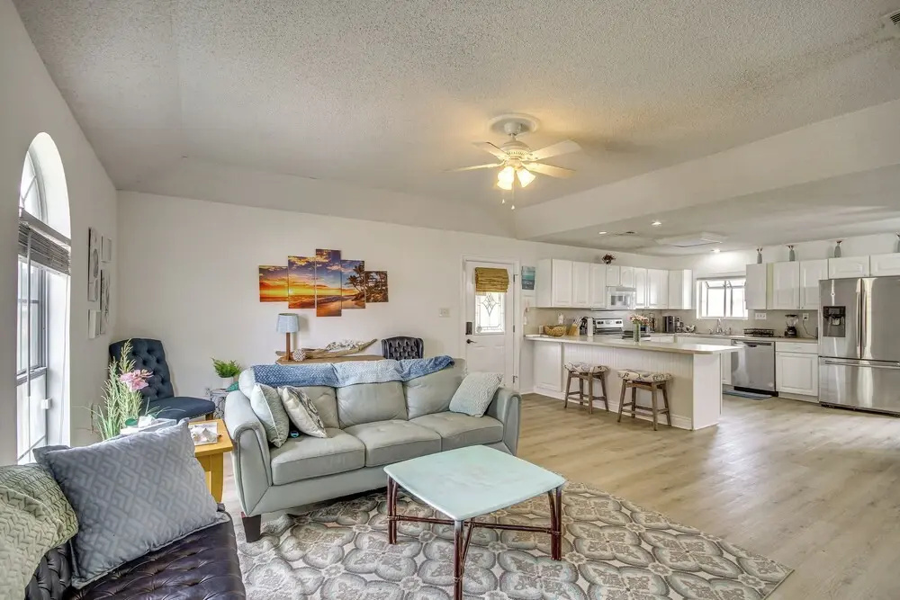 Walk to Gulfport Beach 1 Mi to Marina: Lovely Home