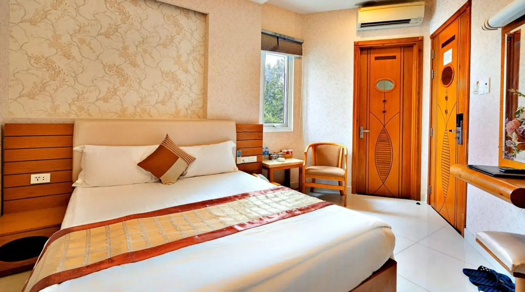 S79 Happy Hotel