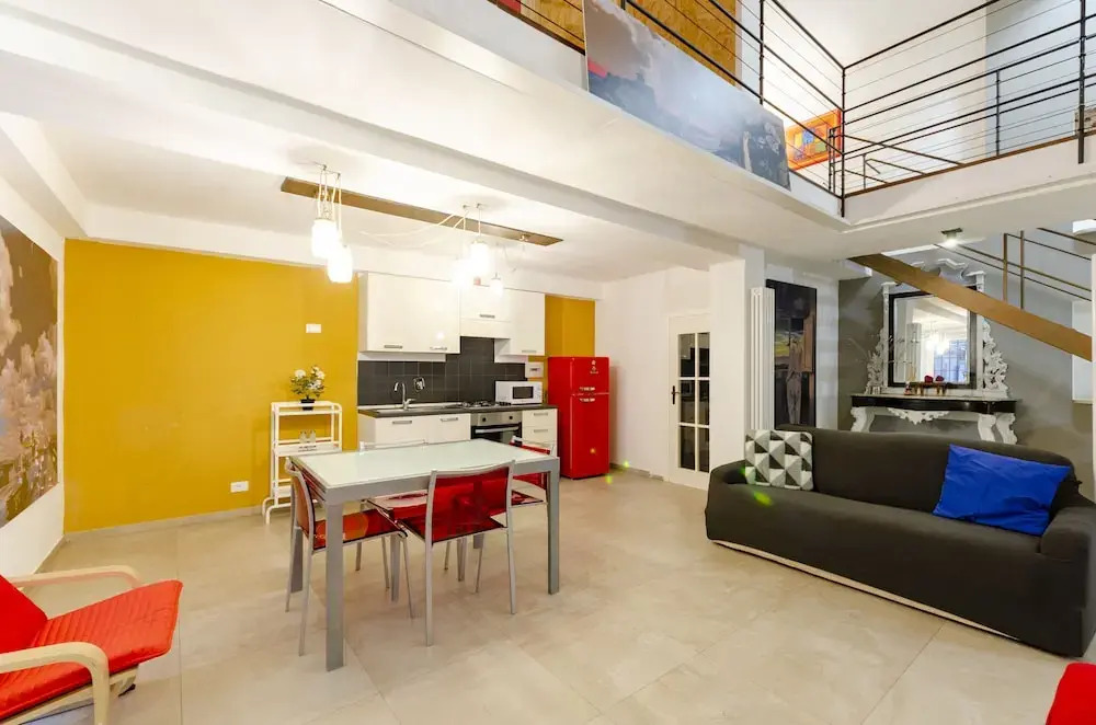 JOIVY Stylish Open-Plan Flat In Historic Centre