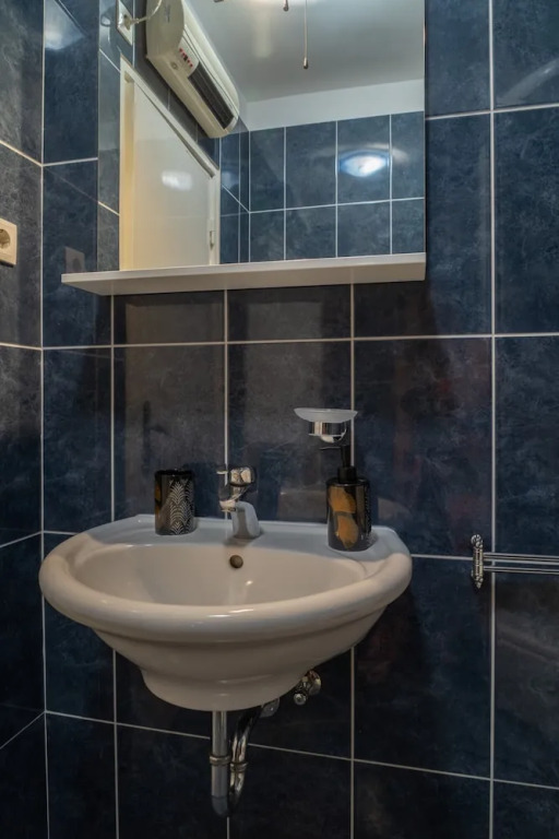 Spacious apt few min Walk to old Town and Beach