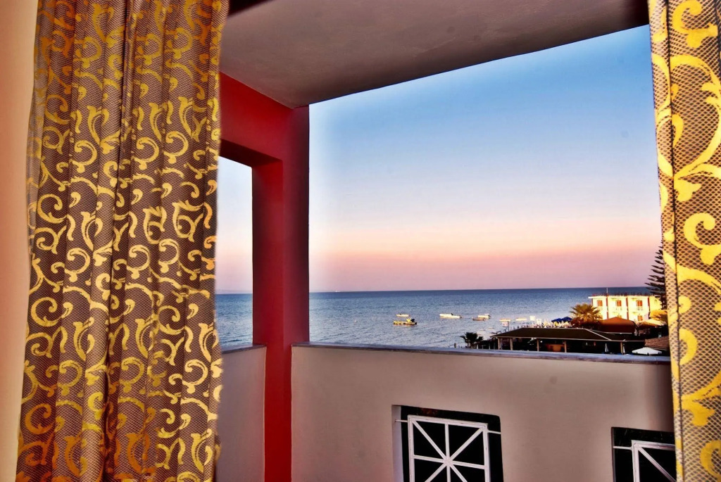 Xenos Kamara Beach