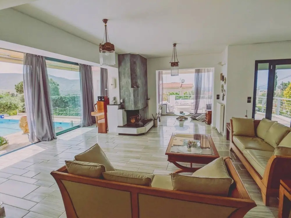 Stunning 4-bed Villa in Lagonisi Kalivia Thorikou