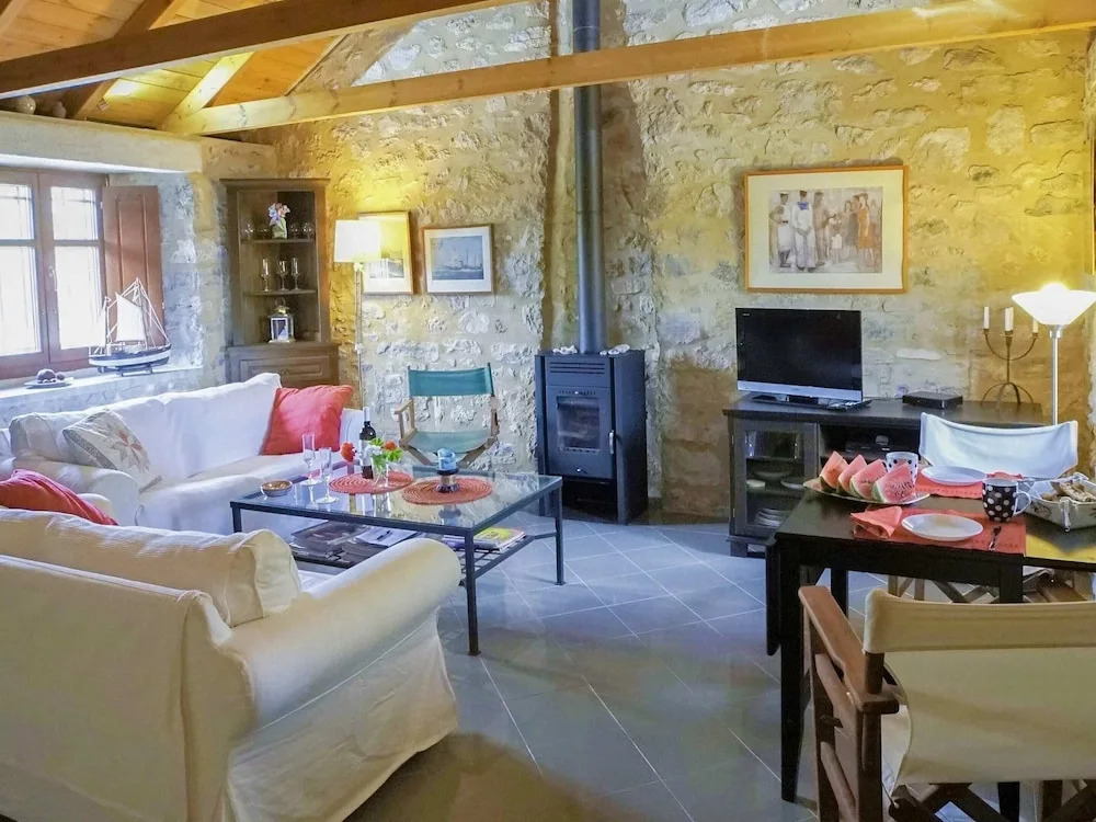 Holiday Home With Garden in Leonidio