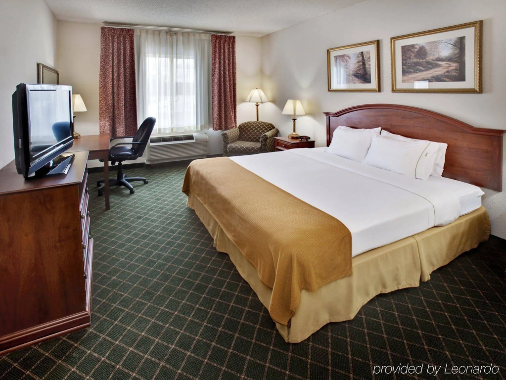 Holiday Inn Express & Suites Bellevue -Omaha Area- by IHG