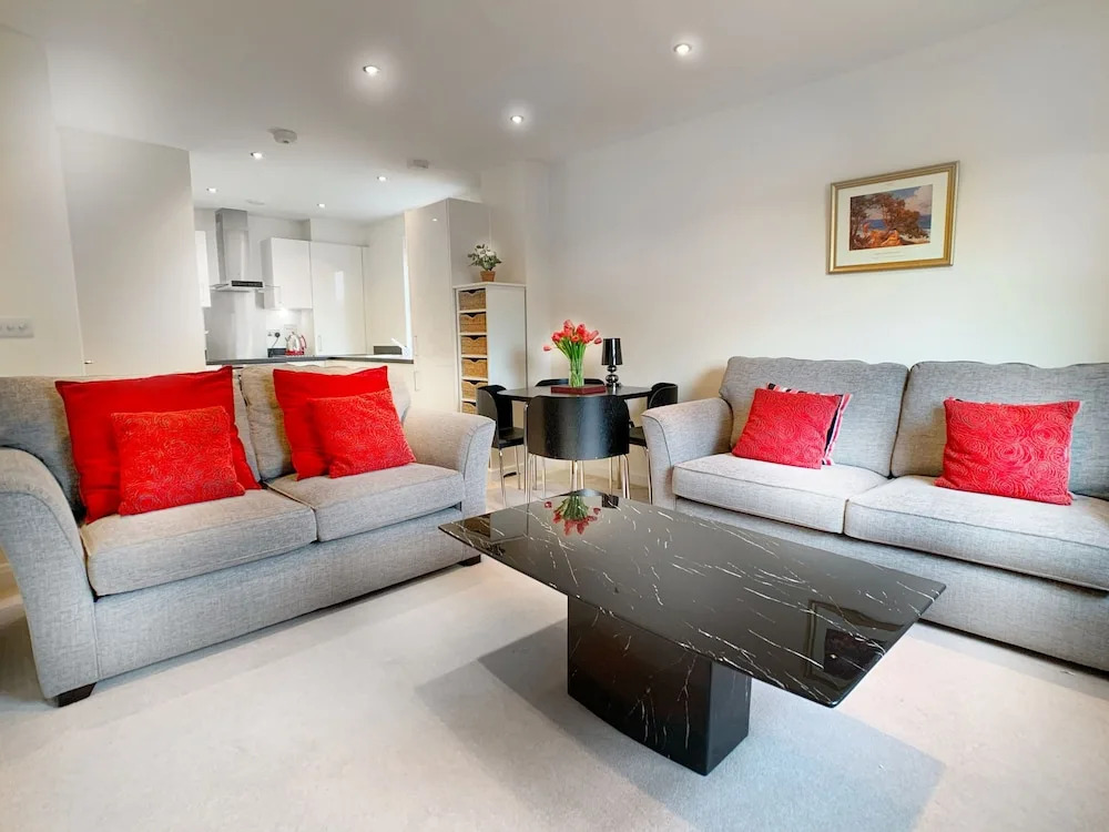 Trinity Court - Central Windsor modern 1 bed flat, with gated parking.
