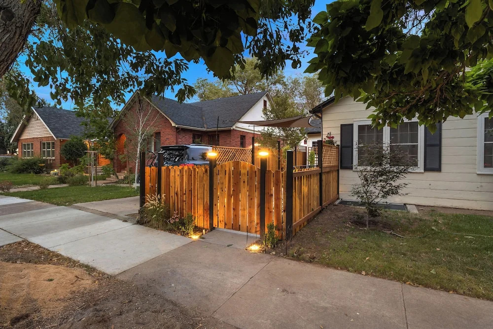 Ski & Hike: Cozy Dtwn Reno Studio w/ Fireplace