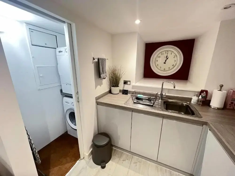 Spacious1br-6guests-walktoshops-fastwifi