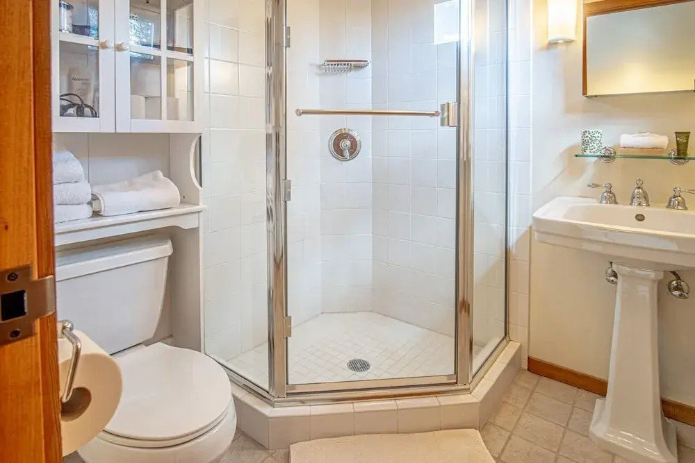River House - 4BD Riverfront, Hot Tub, Near SV Ski Lifts!