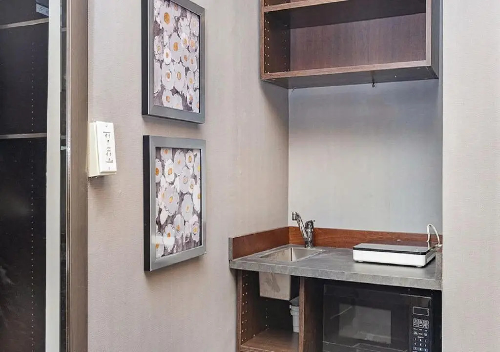 Suites At 143 Arlington Street