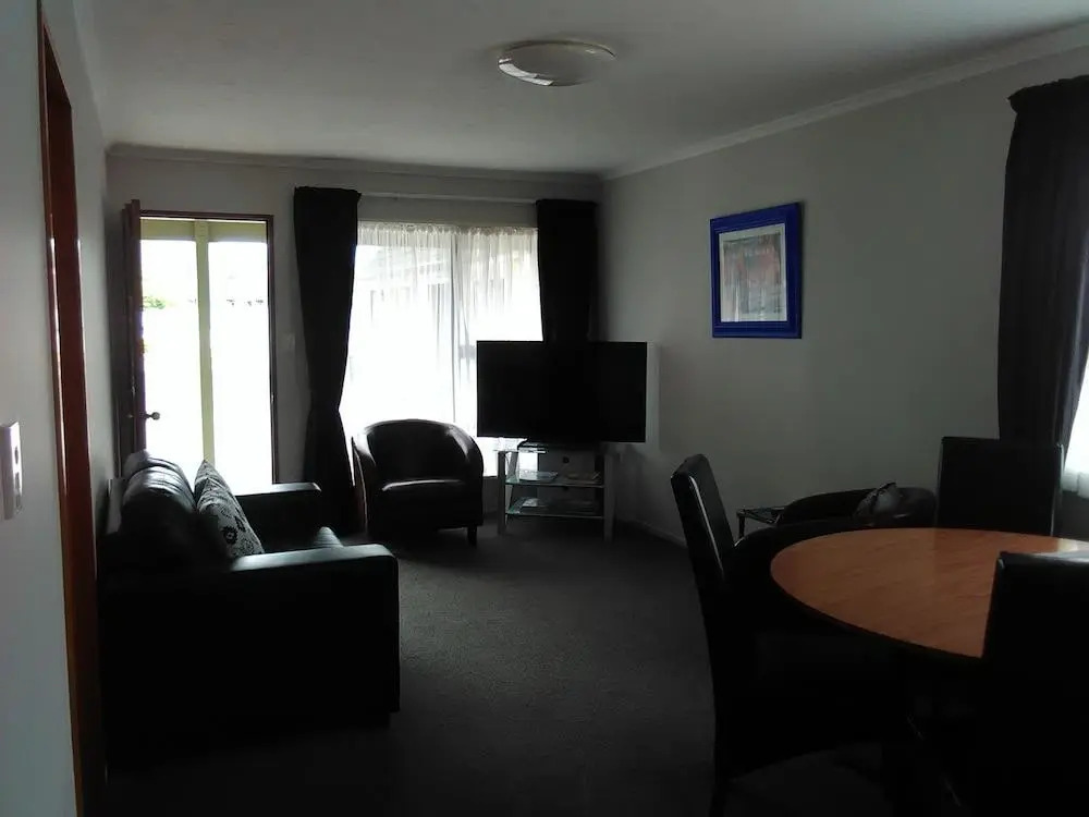 Academy Lodge Motel