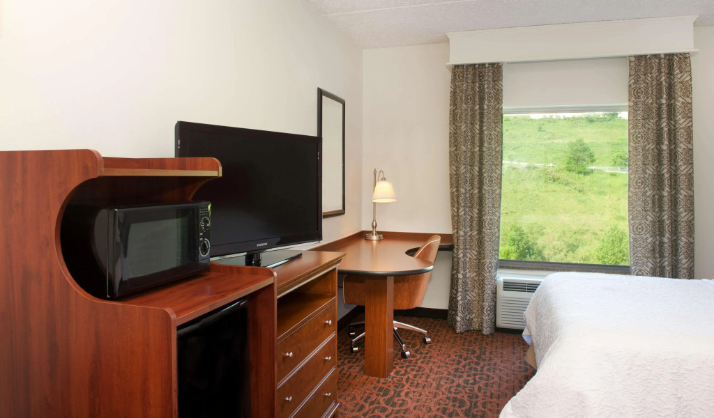 Hampton Inn & Suites Pittsburgh-Meadow Lands