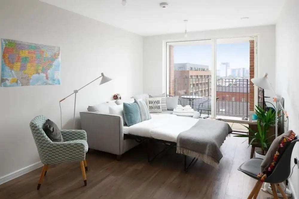 Modern 2bed apt Sleeps 6 W/balcony in Canning Town