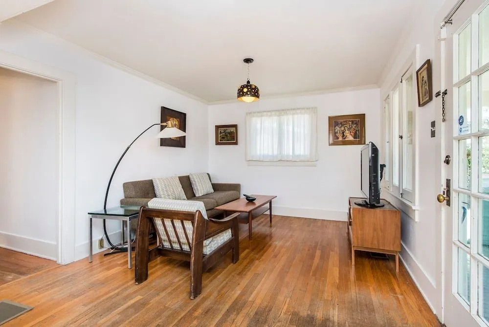 Charming 2 Bedroom Bungalow in Silver Lake