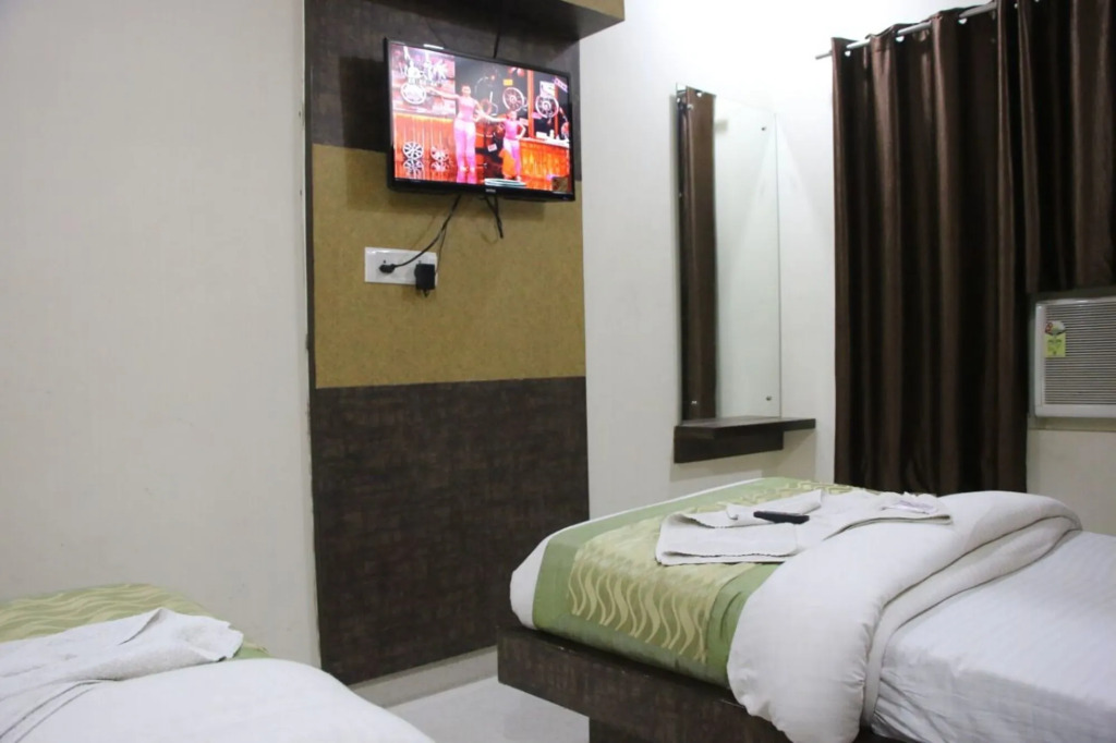 Hotel Red Stone - 3 Mins from Railway Station and 5 Mins from Metro
